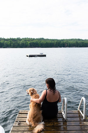 simsearch:649-08714973,k - Woman with dog looking out from lake pier, rear view, Kingston, Ontario, Canada Foto de stock - Sin royalties Premium, Código: 614-09253802
