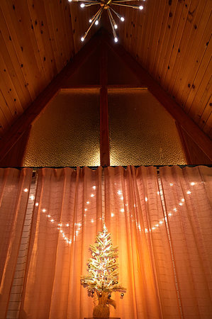 simsearch:614-09253850,k - Christmas tree and decoration in A-frame house Stockbilder - Premium RF Lizenzfrei, Bildnummer: 614-09253852