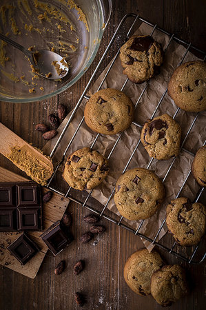 Chocolate chip cookies on baking tray Photographie de stock - Premium Libres de Droits, Code: 614-09253886