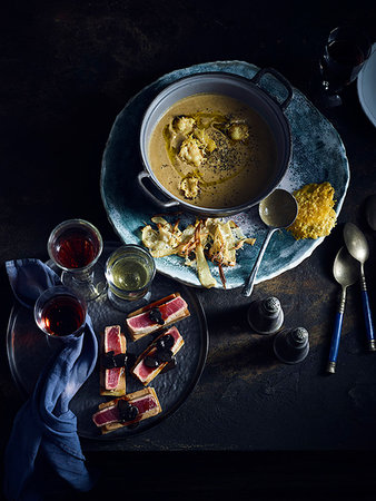 simsearch:614-09276333,k - Chestnut soup with parsnip and parmesan crisps, aperitif and nibbles Photographie de stock - Premium Libres de Droits, Code: 614-09276332