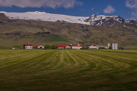 simsearch:614-09276315,k - Landscape with distant row of houses and ice cap, Eyjafjallajökull, Iceland Photographie de stock - Premium Libres de Droits, Code: 614-09276340