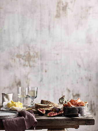 Spread of bread, butter, figs and ham on table Stock Photo - Premium Royalty-Free, Code: 614-09276350