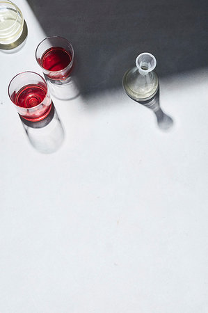 simsearch:614-09276333,k - High key still life with glasses of red wine and white white wine on white table, overhead view Photographie de stock - Premium Libres de Droits, Code: 614-09276364