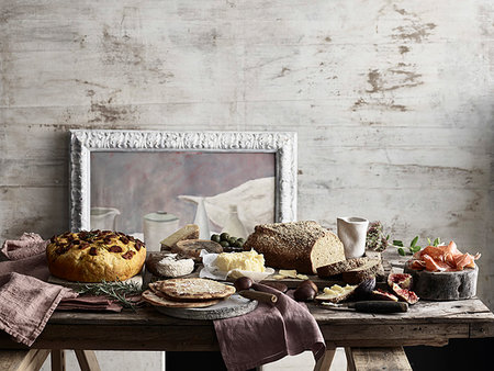 simsearch:614-09276427,k - Spread of bread, cheese, figs and ham on table Stockbilder - Premium RF Lizenzfrei, Bildnummer: 614-09276370