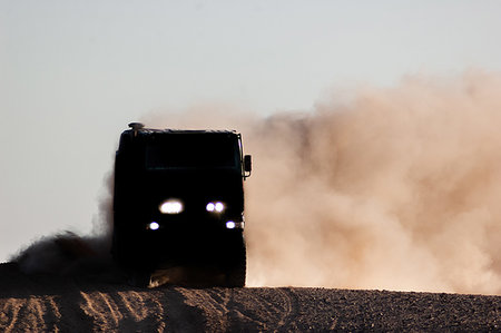 rallye - Truck on dusty rural road, Arequipa, Peru Photographie de stock - Premium Libres de Droits, Code: 614-09276397