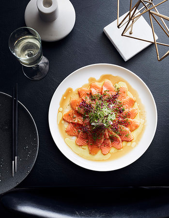 Plate of salmon slices served with white wine Foto de stock - Sin royalties Premium, Código: 614-09276391