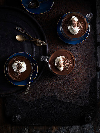 simsearch:693-06020271,k - Rustic low key still life with coffee, chocolate truffle cups on table, overhead view Foto de stock - Sin royalties Premium, Código: 614-09276441