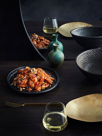simsearch:649-06812123,k - Rustic low key still life with plate of chilli plum fried chicken and mixed nuts on table Foto de stock - Sin royalties Premium, Código: 614-09276443