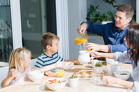 simsearch:693-07542220,k - Parents having lunch with children at home Stockbilder - Premium RF Lizenzfrei, Bildnummer: 614-09276493