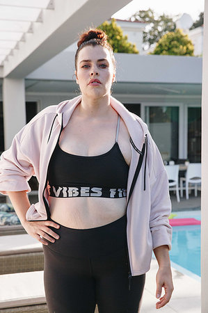 simsearch:614-09276535,k - Woman in workout attire posing at swimming pool Stockbilder - Premium RF Lizenzfrei, Bildnummer: 614-09276501