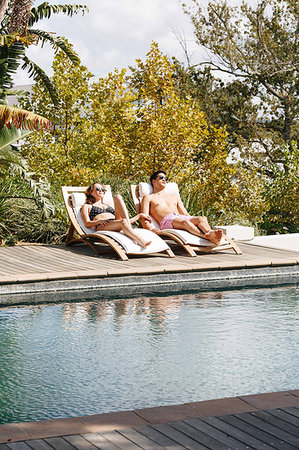 simsearch:614-08081310,k - Young couple relaxing on deckchair by swimming pool Photographie de stock - Premium Libres de Droits, Code: 614-09276567