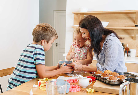 simsearch:649-09061696,k - Mother and children baking cupcakes in kitchen Foto de stock - Sin royalties Premium, Código: 614-09276575