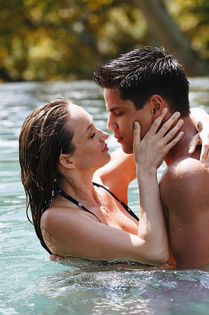 simsearch:614-08081310,k - Couple kissing in swimming pool Photographie de stock - Premium Libres de Droits, Code: 614-09276576