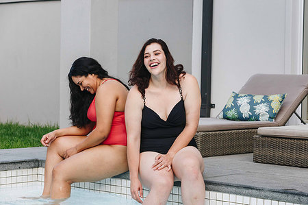 simsearch:649-08840653,k - Two mid adult women sitting on outdoor swimming poolside laughing together, Cape Town, South Africa Foto de stock - Sin royalties Premium, Código: 614-09276615