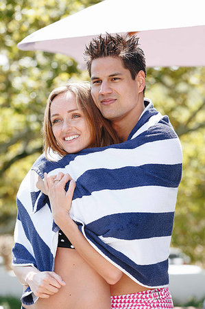 simsearch:614-08081310,k - Couple wrapped in striped towel enjoying sun Photographie de stock - Premium Libres de Droits, Code: 614-09276637