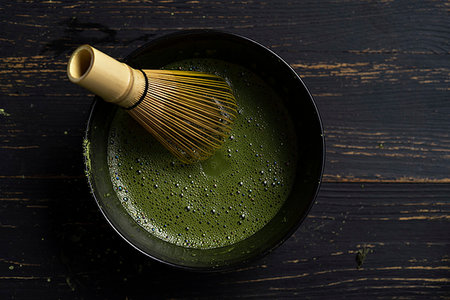 simsearch:614-02243906,k - Still life of matcha tea preparation with whisk in bowl of matcha tea, overhead view, low key Photographie de stock - Premium Libres de Droits, Code: 614-09276657