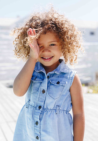 simsearch:614-08270432,k - Little girl rubbing eye on sunny day Stockbilder - Premium RF Lizenzfrei, Bildnummer: 614-09276834