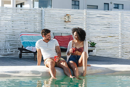simsearch:614-09276535,k - Couple enjoying iced drink by swimming pool Foto de stock - Sin royalties Premium, Código: 614-09276874