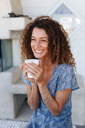 simsearch:614-09276458,k - Woman enjoying hot drink clasped in hands at home Foto de stock - Royalty Free Premium, Número: 614-09276903