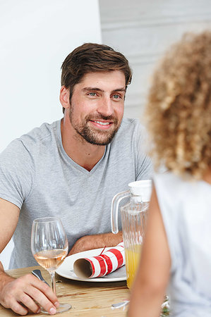 simsearch:6118-09027944,k - Father listening attentively to daughter at dining table Foto de stock - Sin royalties Premium, Código: 614-09276938