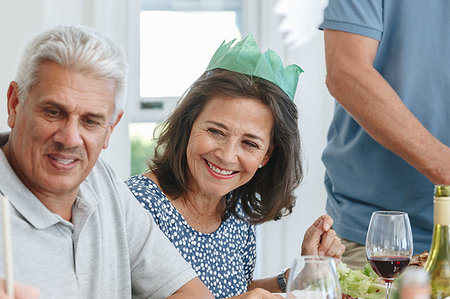 simsearch:614-09270617,k - Senior couple listening attentively at dining table in home party Photographie de stock - Premium Libres de Droits, Code: 614-09276944
