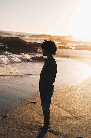 simsearch:614-09211350,k - Boy daydreaming on beach at sunset Photographie de stock - Premium Libres de Droits, Code: 614-09276957