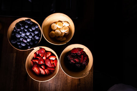 simsearch:649-07119022,k - Bowls of fresh fruits Photographie de stock - Premium Libres de Droits, Code: 614-09277016