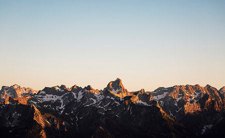 simsearch:614-09277036,k - Golden sun rays shining on snow covered mountainscape, Bludenz, Vorarlberg, Austria Fotografie stock - Premium Royalty-Free, Codice: 614-09277048