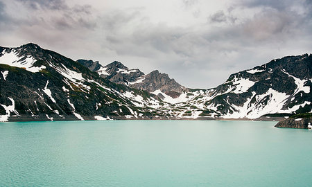 simsearch:614-09277036,k - Snow covered mountainscape surrounding lake, Bludenz, Vorarlberg, Austria Fotografie stock - Premium Royalty-Free, Codice: 614-09277049