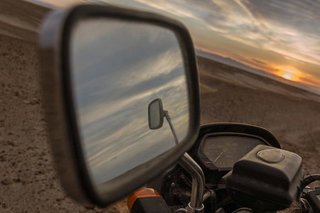 simsearch:614-09276329,k - Mirror image of rear view mirror, sunset in background Stockbilder - Premium RF Lizenzfrei, Bildnummer: 614-09277273