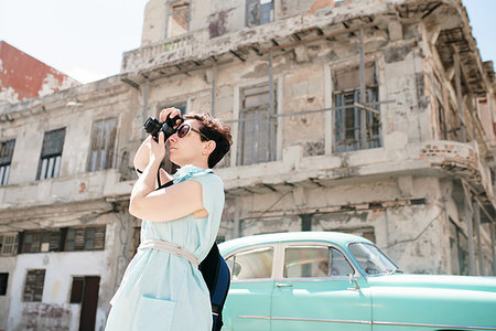 simsearch:614-09276458,k - Woman traveller taking photograph in city, Cuba Foto de stock - Royalty Free Premium, Número: 614-09277289