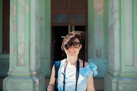 simsearch:614-09276458,k - Woman traveller exploring city, Cuba Foto de stock - Royalty Free Premium, Número: 614-09277290