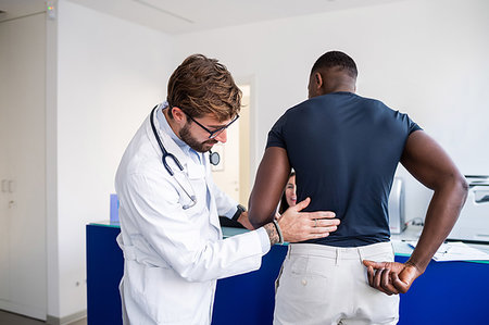 simsearch:614-09270092,k - Doctor examining patient at hospital reception Foto de stock - Royalty Free Premium, Número: 614-09270059