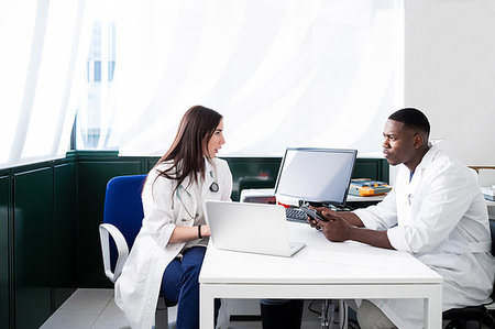 simsearch:6109-08689646,k - Doctors having discussion in meeting room Stock Photo - Premium Royalty-Free, Code: 614-09270077