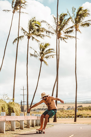 simsearch:649-08548886,k - Mid adult male skateboarder wearing straw hat, skateboarding on coastal road, Haiku, Hawaii, USA Photographie de stock - Premium Libres de Droits, Code: 614-09270186