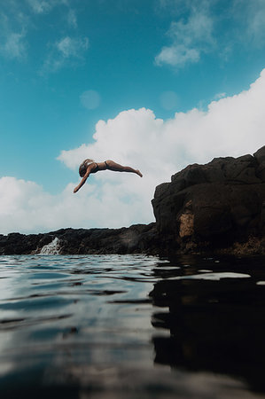 simsearch:614-05522898,k - Swimmer diving off rocks into sea, Princeville, Hawaii, US Foto de stock - Royalty Free Premium, Número: 614-09270198