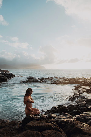 simsearch:614-09026973,k - Naked woman sitting on rocks by sea pool, Princeville, Hawaii, US Stock Photo - Premium Royalty-Free, Code: 614-09270211