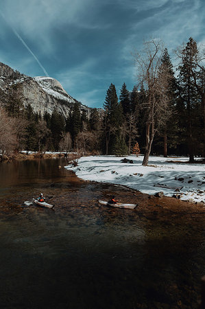 simsearch:614-07911764,k - Friends kayaking in lake, Yosemite Village, California, United States Photographie de stock - Premium Libres de Droits, Code: 614-09270268