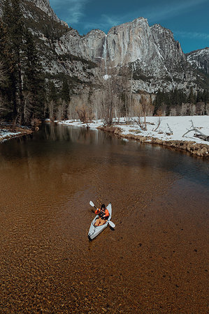 Man kayaking in lake, Yosemite Village, California, United States Stock Photo - Premium Royalty-Free, Code: 614-09270278