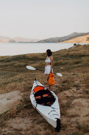 Woman beside kayak by lake, Kaweah, California, United States Photographie de stock - Premium Libres de Droits, Code: 614-09270284