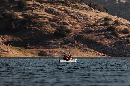 simsearch:614-06624906,k - Friends kayaking in lake, Kaweah, California, United States Foto de stock - Sin royalties Premium, Código: 614-09270290