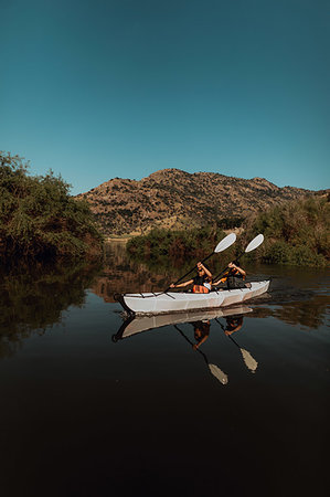 simsearch:614-08119598,k - Friends kayaking in lake, Kaweah, California, United States Stock Photo - Premium Royalty-Free, Code: 614-09270304