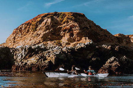 simsearch:614-08544725,k - Friends kayaking in sea, Big Sur, California, United States Photographie de stock - Premium Libres de Droits, Code: 614-09270316
