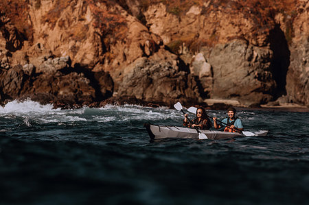 simsearch:614-08544725,k - Friends kayaking in sea, Big Sur, California, United States Photographie de stock - Premium Libres de Droits, Code: 614-09270319