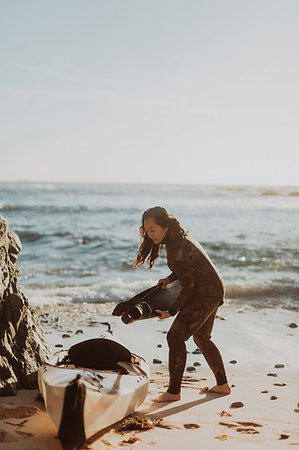 simsearch:614-08827383,k - Woman placing flippers into kayak on beach, Big Sur, California, United States Photographie de stock - Premium Libres de Droits, Code: 614-09270336