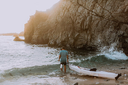 Man dragging kayak into sea, Big Sur, California, United States Foto de stock - Sin royalties Premium, Código: 614-09270342