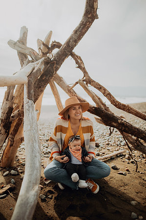 simsearch:614-09270309,k - Mother and baby sitting inside wickiup on beach Photographie de stock - Premium Libres de Droits, Code: 614-09270398