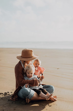 simsearch:649-09252159,k - Mother and children sitting on beach Stock Photo - Premium Royalty-Free, Code: 614-09270392
