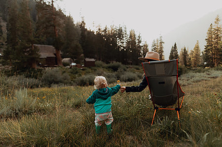 simsearch:614-09270437,k - Female toddler handing flower to young woman in rural valley, Mineral King, California, USA Photographie de stock - Premium Libres de Droits, Code: 614-09270409