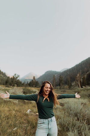 simsearch:614-09270437,k - Young woman standing with open arms in rural valley, Mineral King, California, USA Photographie de stock - Premium Libres de Droits, Code: 614-09270417
